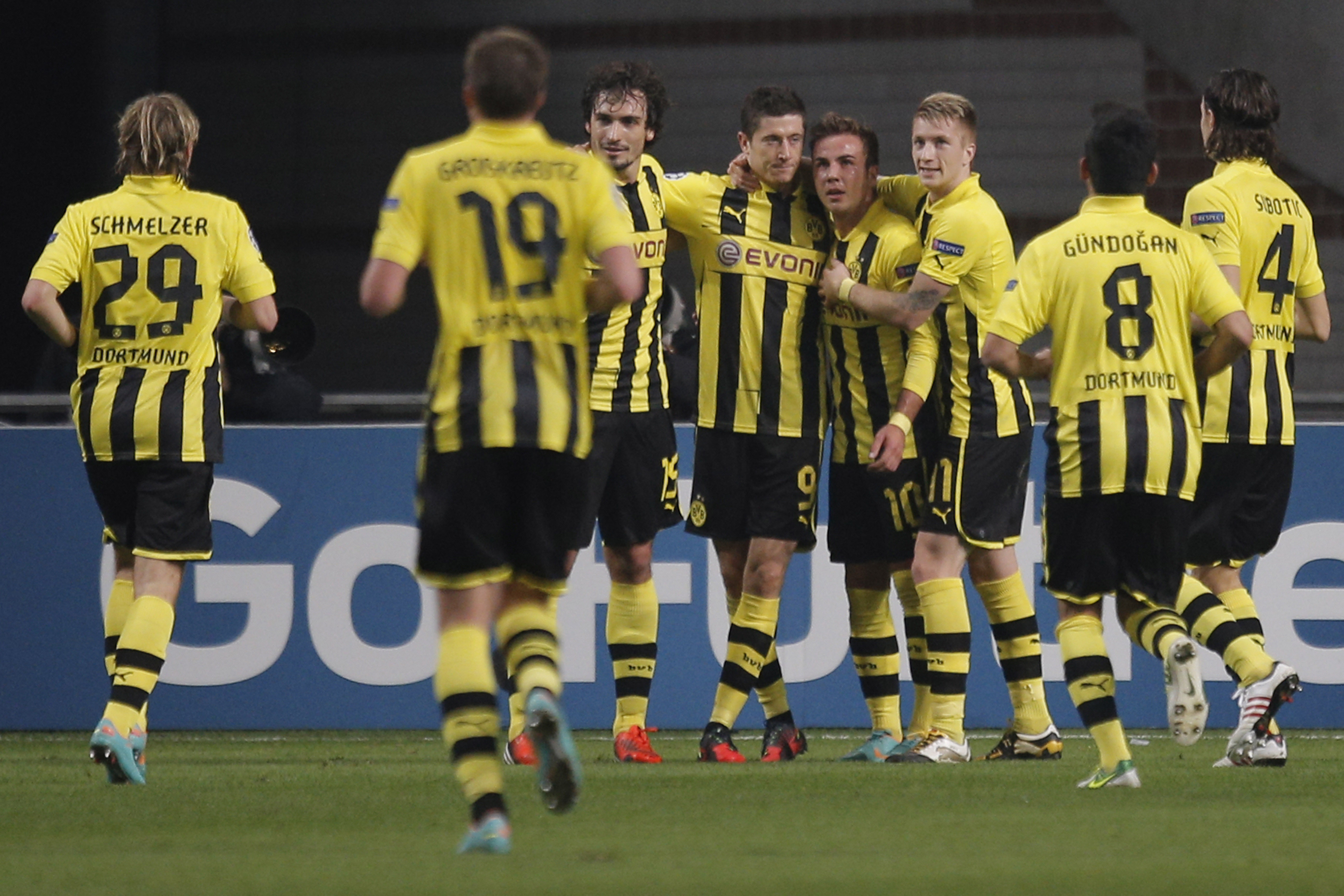 Borussia Dortmund är också klara för slutspel efter 4–1-seger mot Ajax i kväll. Borussia Dortmund är också klara för slutspel efter 4–1-seger mot Ajax i kväll.
