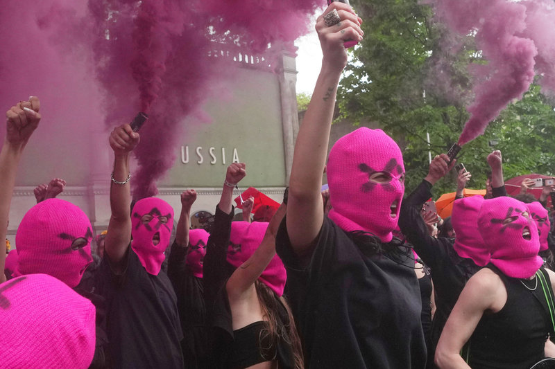 Aktivisterna protesterade på Venedigbiennalen under onsdagens pressvisning.