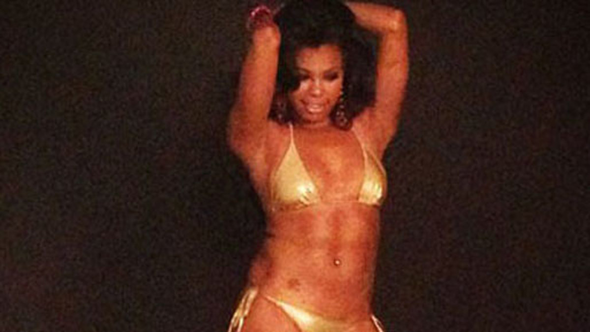  Milyn "Mimi" Jenson i guldig bikini. 