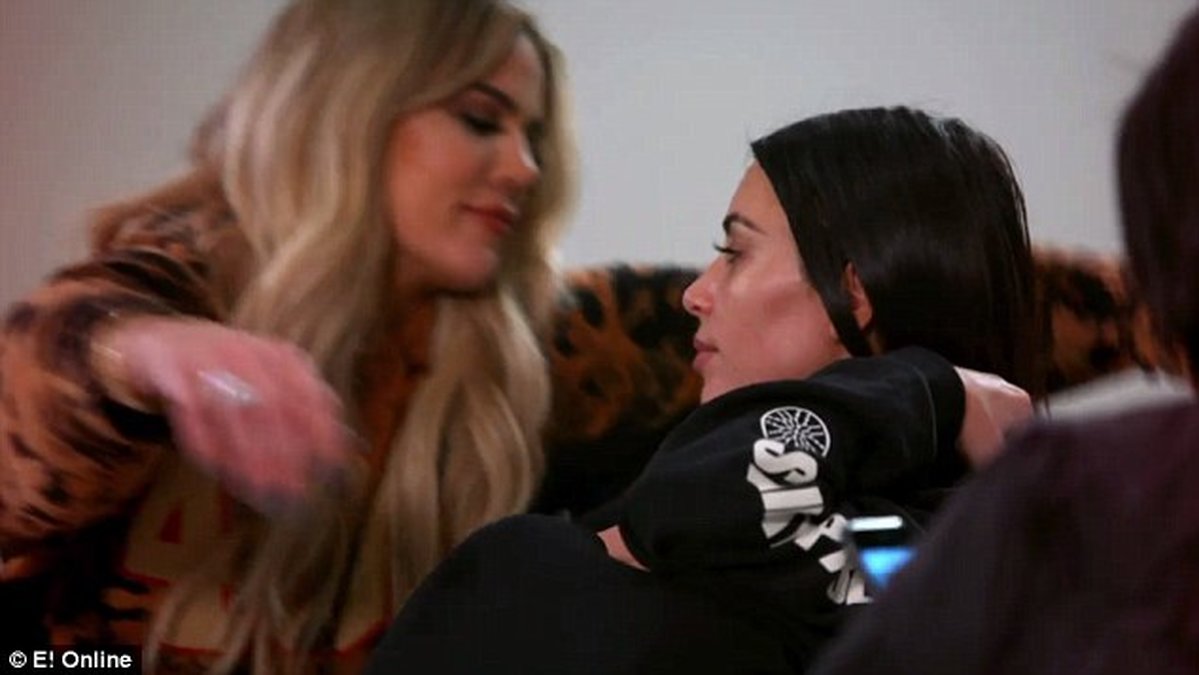 Kim blir omkramad av systern Khloé. 