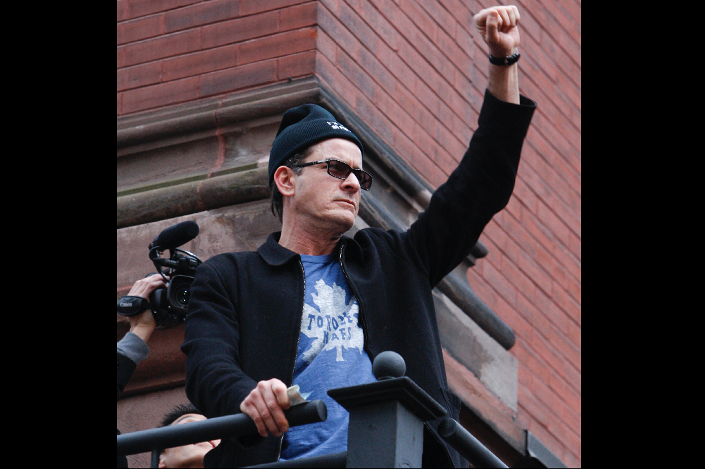 2011. Sheen möter fans under en demonstration för människor med bipolära störningar.