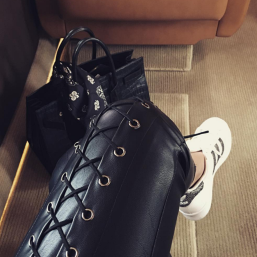 Gigi Hadid visar sina nya läderbyxor. Gigi Hadid visar sina nya läderbyxor.