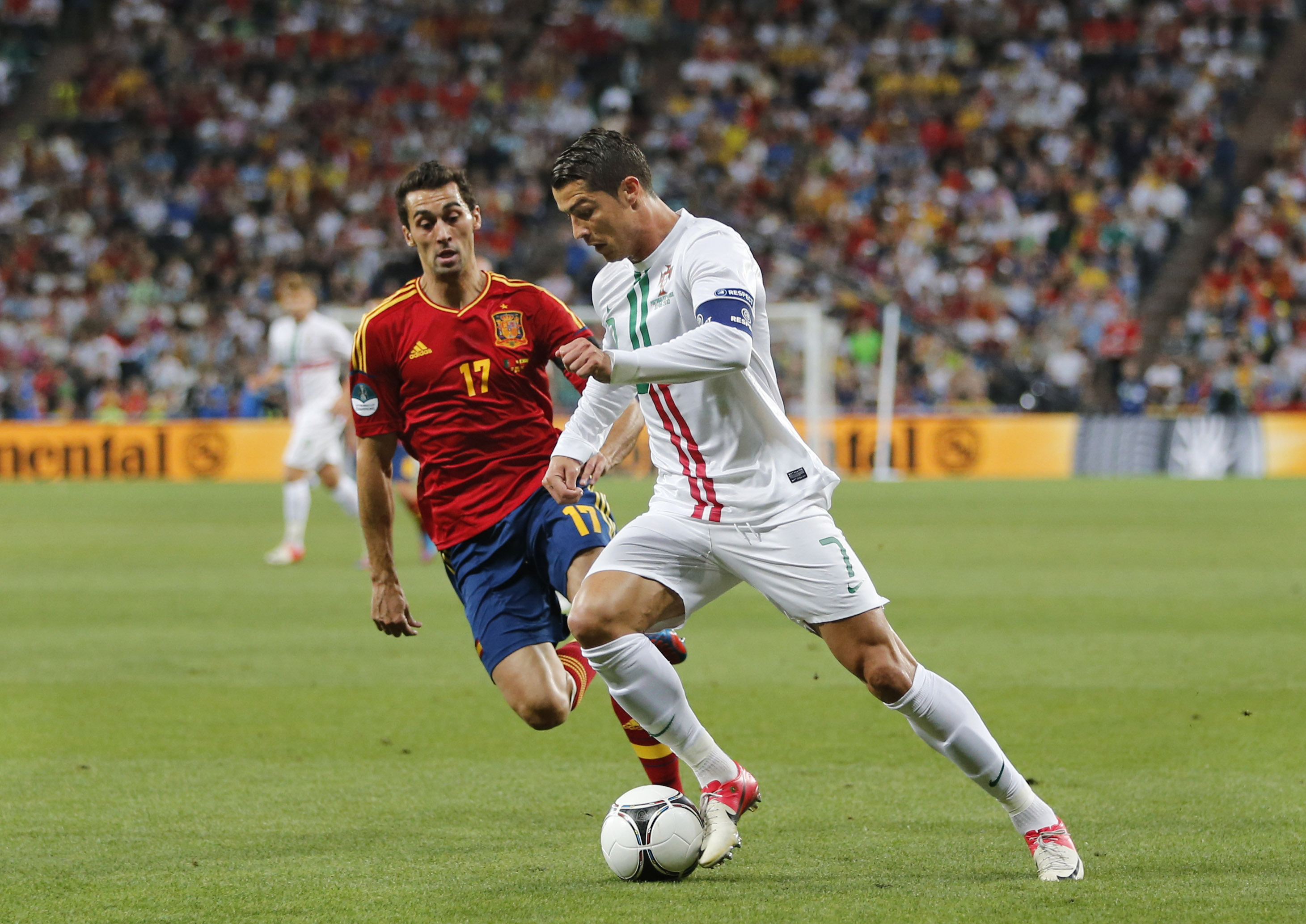 Alvaro Arbeloa jagar Ronaldo som har full kontroll över bollen.