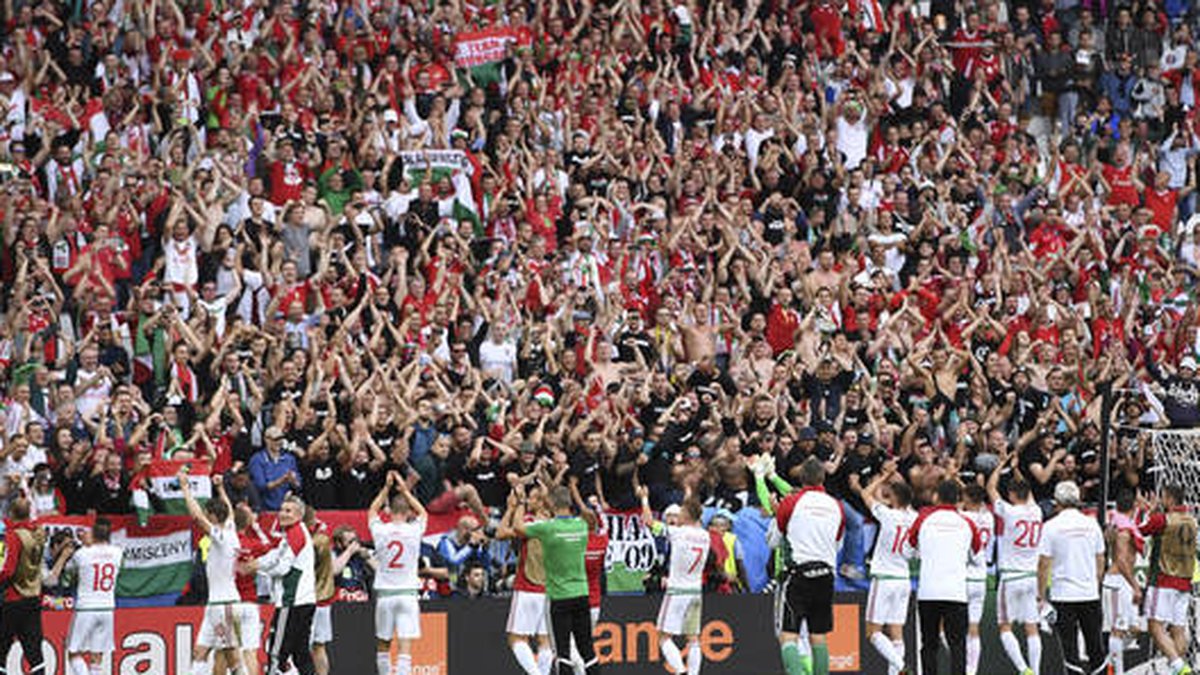 Spelarna tackar fansen för stödet efter 2-0-triumfen mot Österrike.