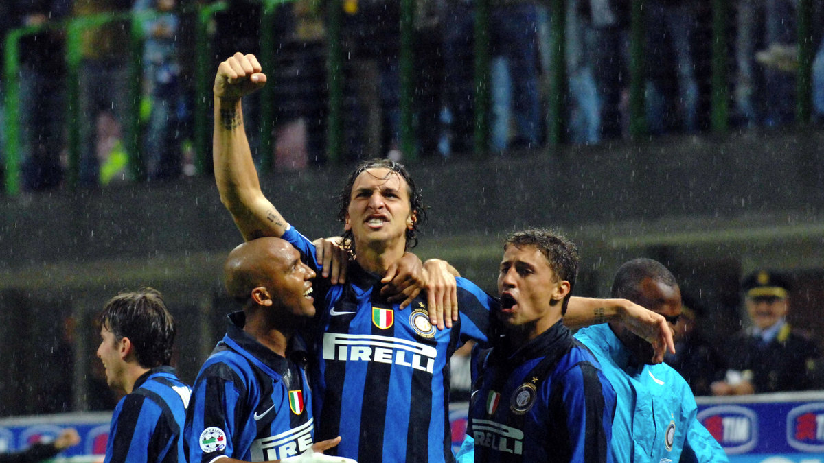 Här firar han ett mål för Inter.