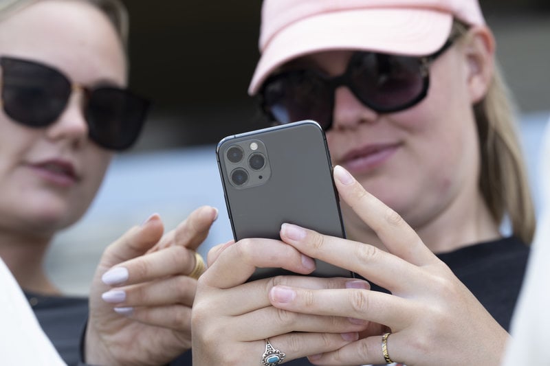 Åtta av tio svenskar använder Swish. Foto: Fredrik Sandberg/TT