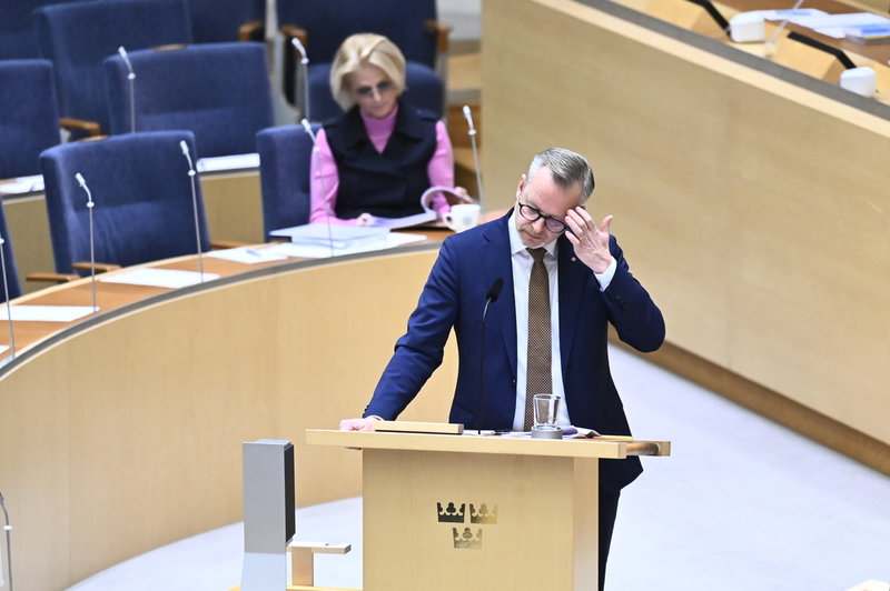 Mikael Damberg (S) och finansminister Elisabeth Svantesson (M) under budgetdebatten i riksdagen.