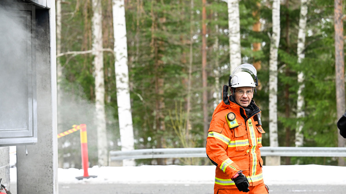 Statsminister Ulf Kristersson (M) under ett besök på räddningstjänstgymnasiet på Sandö under onsdagen.