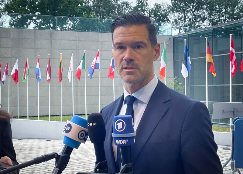 Migrationsminister Johan Forssell på väg in till torsdagens EU-möte i Luxemburg.