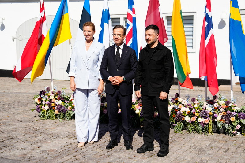 Danmarks och Sveriges statsministrar Mette Frederiksen och Ulf Kristersson tillsammans med Volodymyr Zelenskyj på Marienborg.