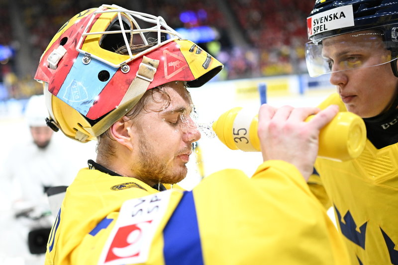 Hugo Hävelid svalkar sig under 2–0-segern mot Kanada.