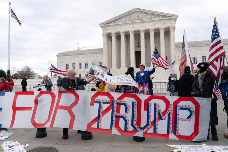 Anhängare till expresident Donald Trump demonstrerar utanför Högsta domstolen i Washington DC. Bilden togs tidigare i år, på årsdagen av stormningen av kongressen den 6 januari.