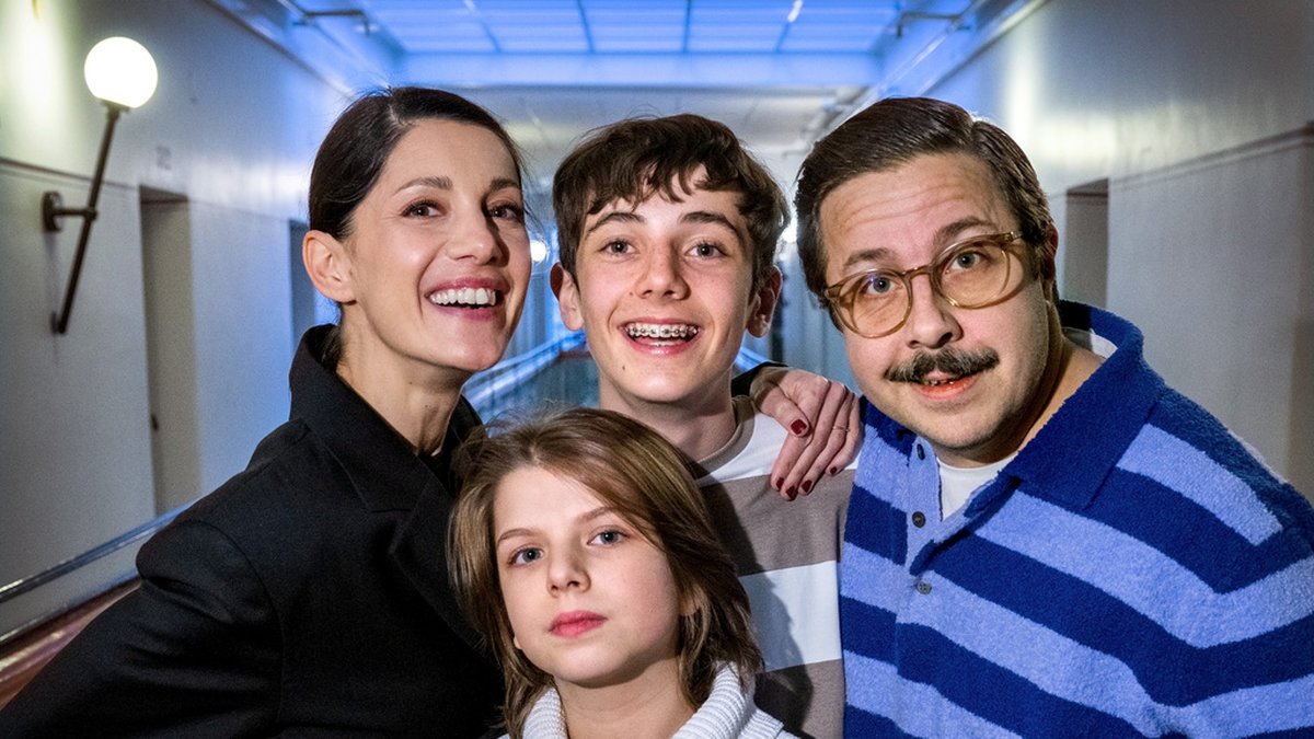 Nina Zanjani, David Sundin, Axel Adelöw och Paloma Grandin spelar den tjuvaktiga familjen Knyckertz i 'Knyckertz och snutjakten'.