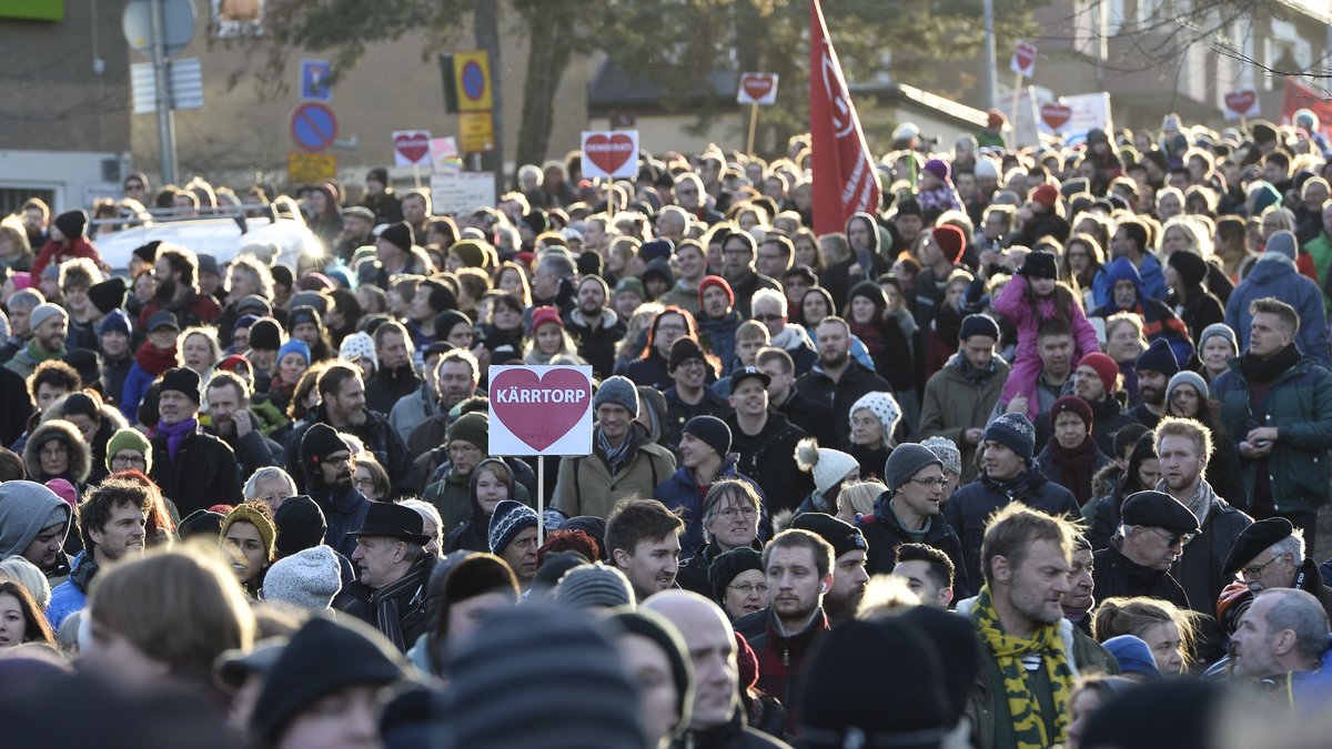 Drygt 18 000 människor väntas delta i Kärrtorp i dag.