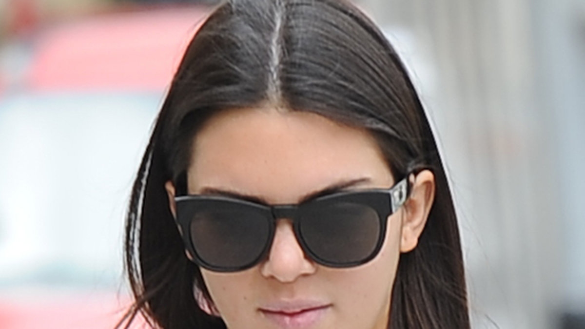 Kendall Jenner kör svarta bågar. 