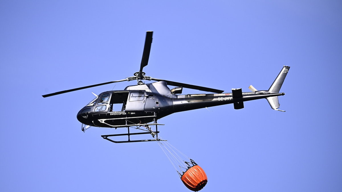 Helikoptrar användes för att begränsa skogsbranden nära Ånge. Arkivbild.