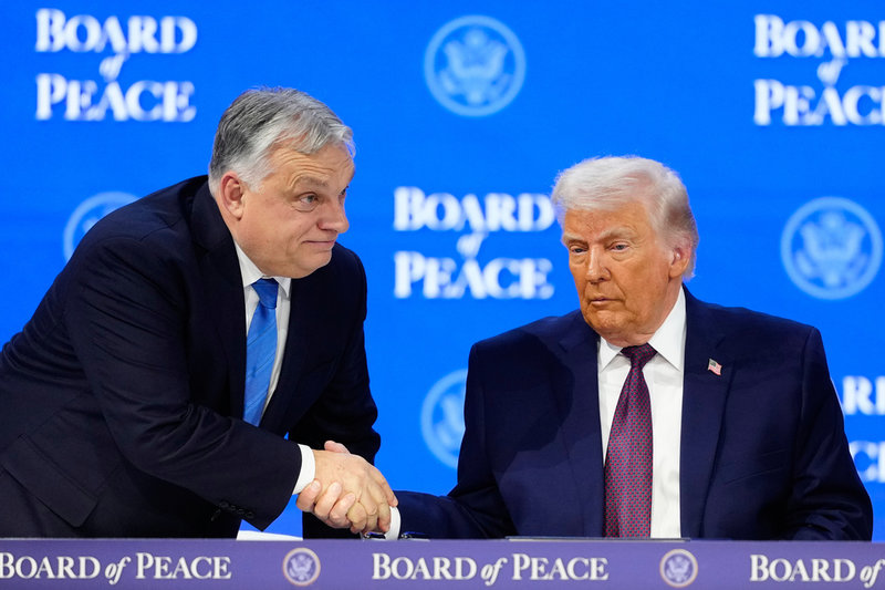 Ungerns premiärminister Viktor Orbán skakar hand med USA:s president Donald Trump i Davos.