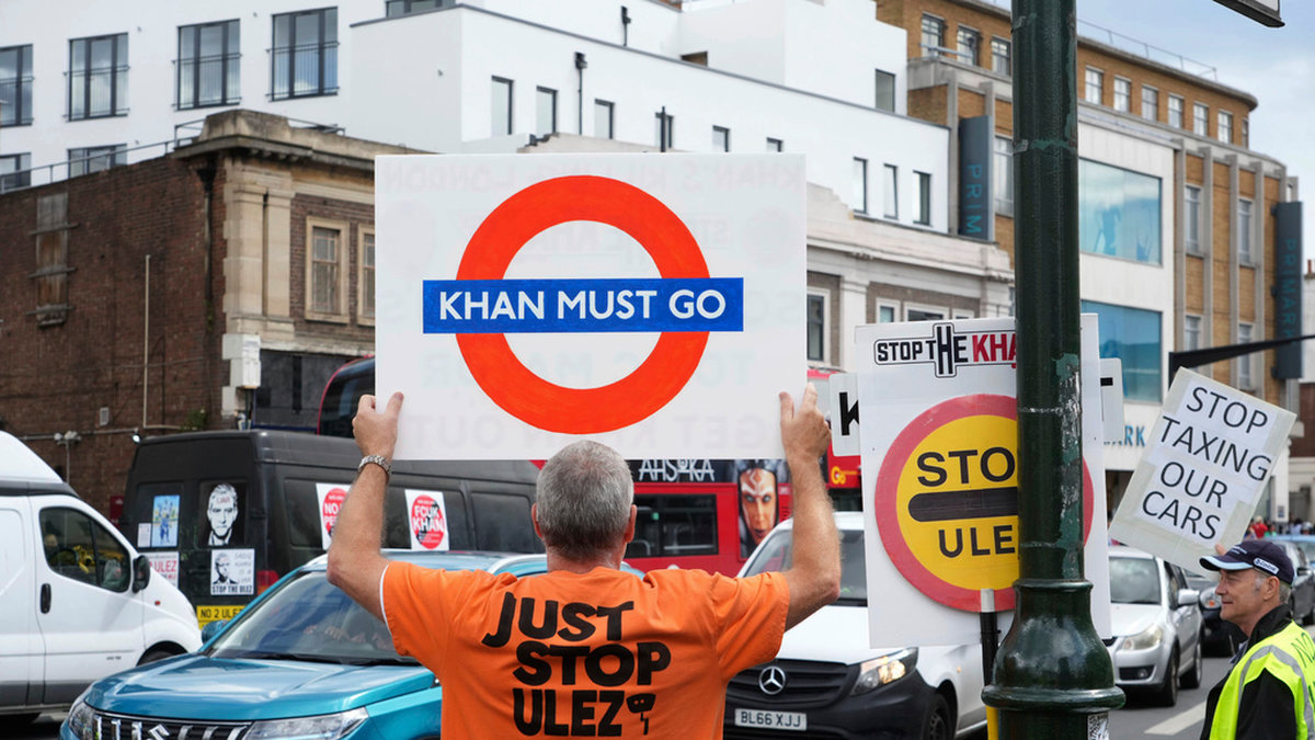 'Khan måste bort', står det på demonstrantens skylt. Bilden är tagen i Tooting i södra London den gångna helgen.