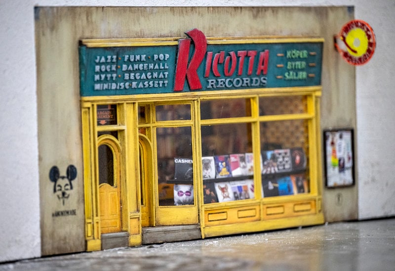 Skivbutiken Ricotta Records är en av de fyrtio miljöer som konstnärerna byggt. Lupus Nensén menar att det är den flest kunnat hitta något de relaterar till genom de små plattorna med musik, som har små ordvitsar med artister från flera olika generationer. Ett exempel är "Fyra bugg och en gorgonzola".