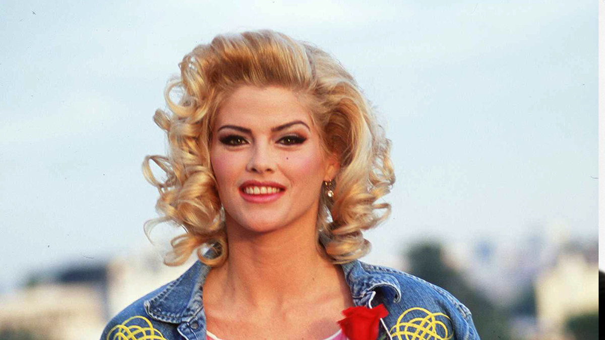 Anna Nicole Smith, barndomsnamn Vickie Lynn Marshall född Hogan, avled den 8 februari 2008 efter att ha tagit en överdos receptbelagda läkemedel. Smith blev 39 år gammal.