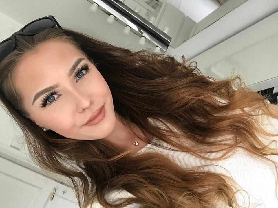 Dina ringde polisen timmar efter det första meddelandet. Dina ringde polisen timmar efter det första meddelandet.