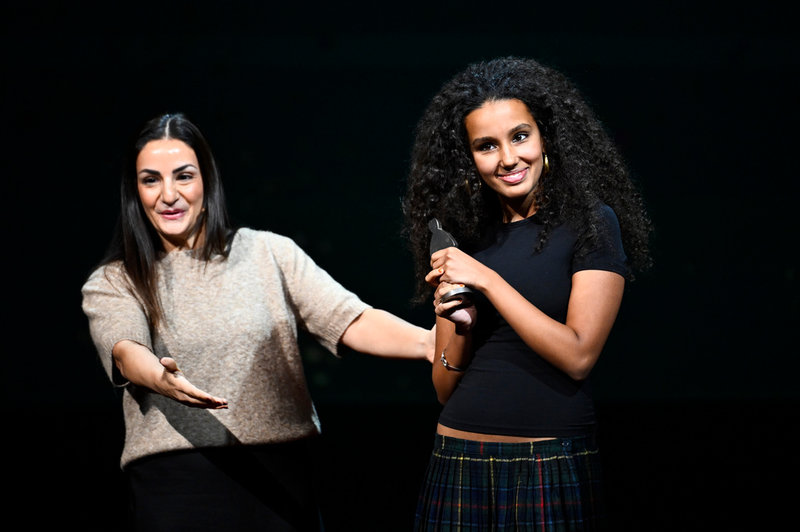 Kulturminister Paria Liljestrand (M) delar ut Lilla Augustpriset till Maja Grönroos för "Ketchup".