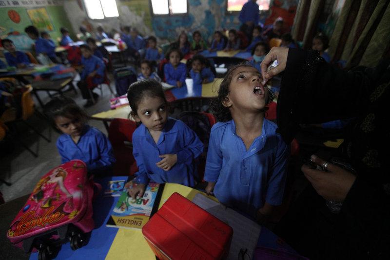 Skolbarn i Lahore, Pakistan, får poliovaccin som droppas i munnen. Arkivbild.