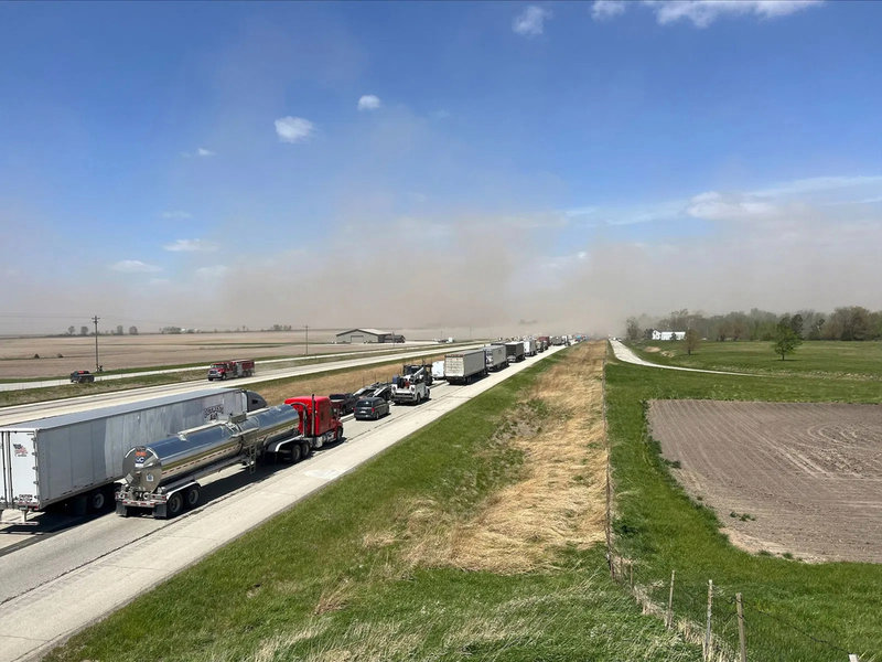 Långa köer efter masskrocken på Interstate 55 i Illinois.