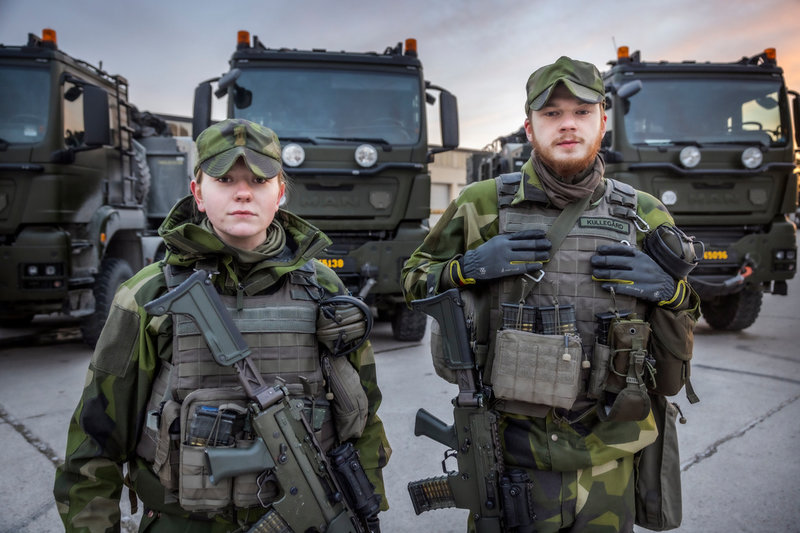Alice Mårtensson, logistiksoldat från Göta trängregemente, T2, i Skövde, med kollegan Jesper Kullegård.