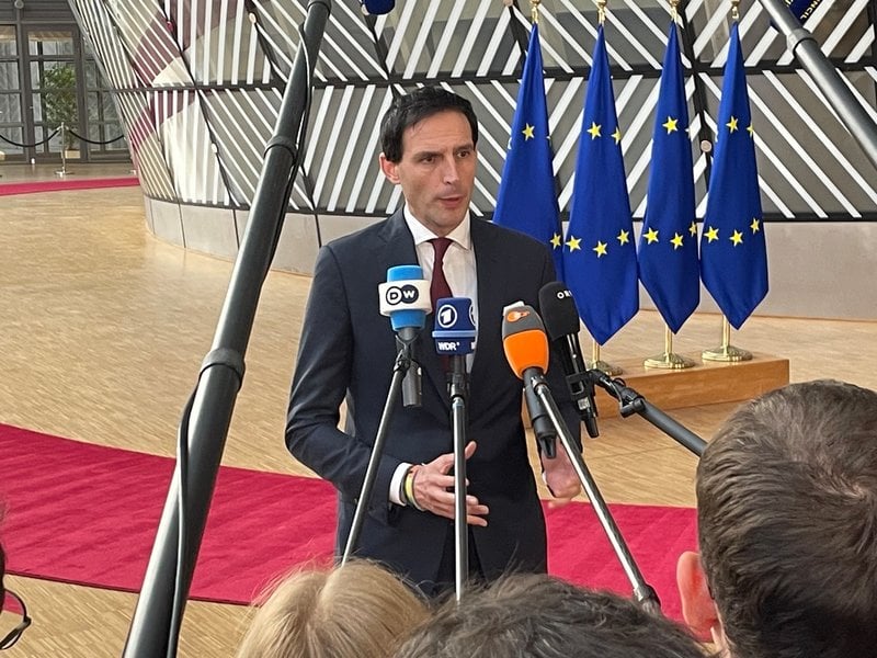 EU:s klimatkommissionär Wopke Hoekstra på väg in till tisdagens extrainsatta miljöministermöte i Bryssel.