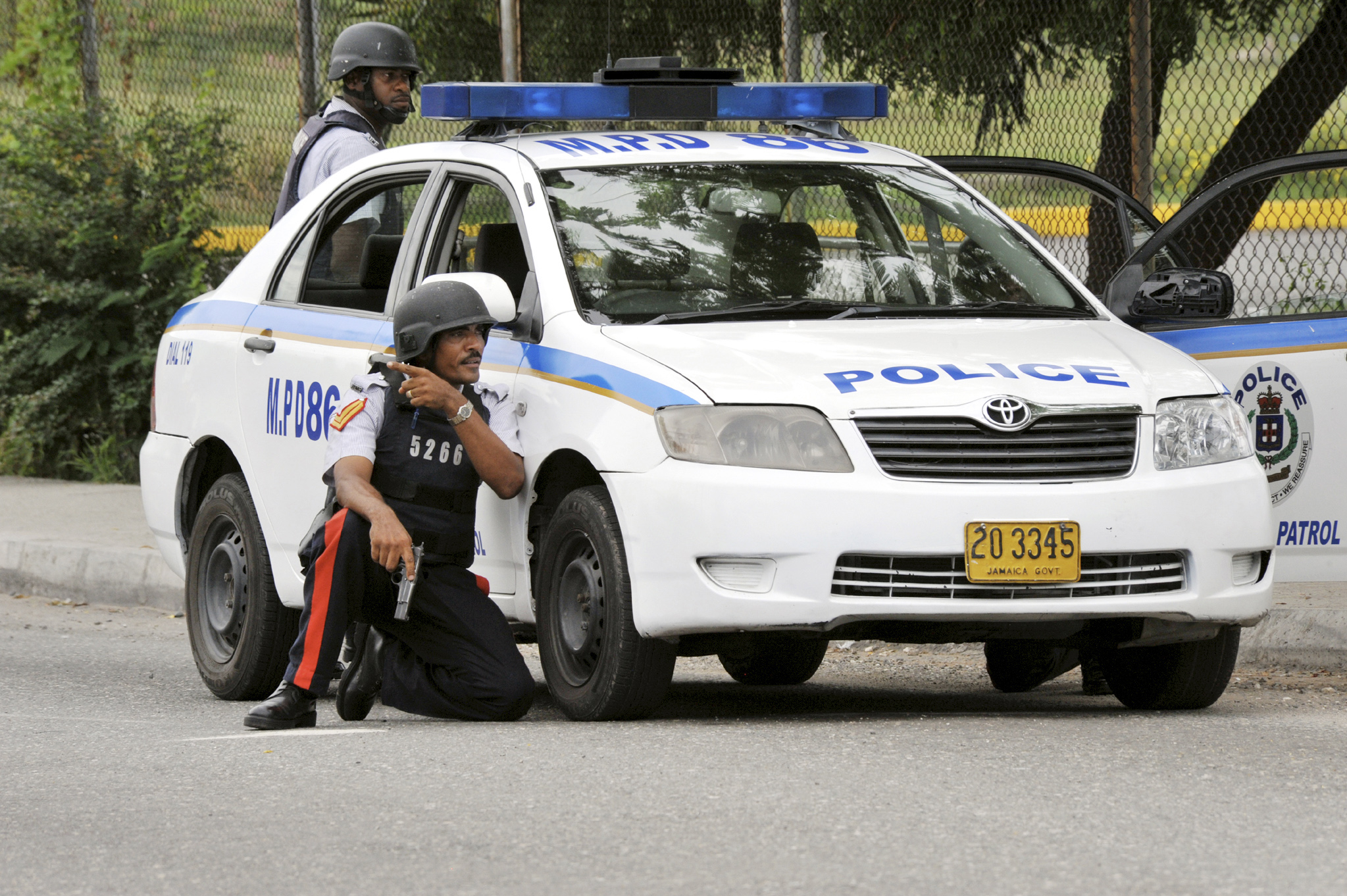 Kriminaliteten på Jamaica är förhållandevis stor. Kriminaliteten på Jamaica är förhållandevis stor.