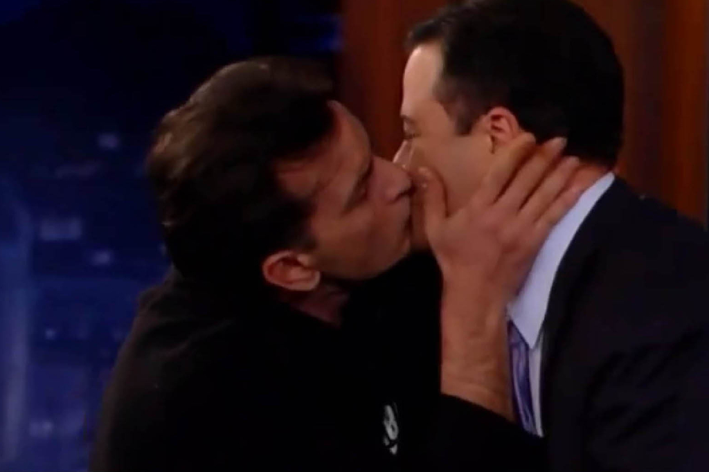 2011. Kysser talkshowvärden Jimmy Kimmel i sändning.