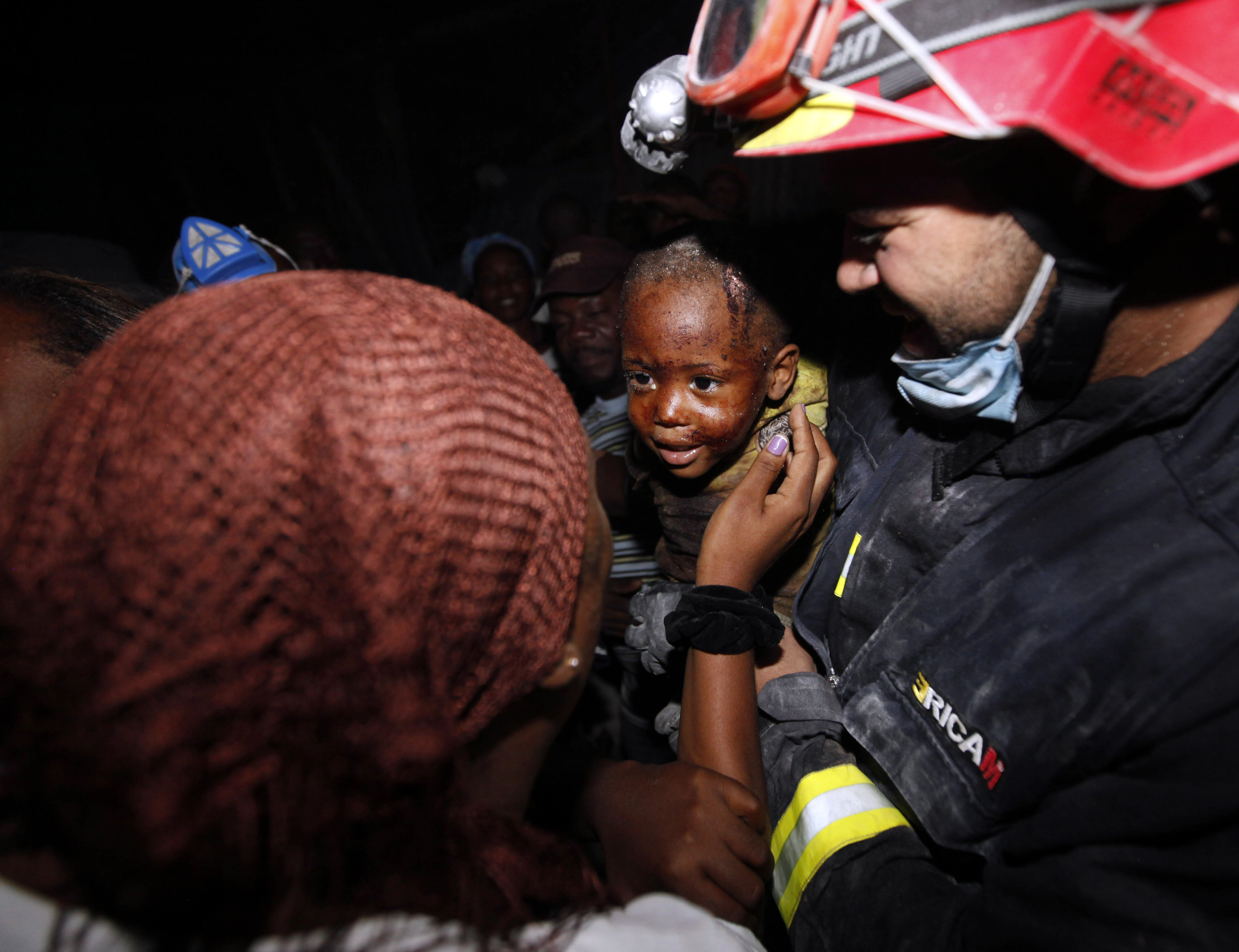 Tvååriga Redjeson Hausteen Claude räddas av belgiska och spanska räddningsarbetare.