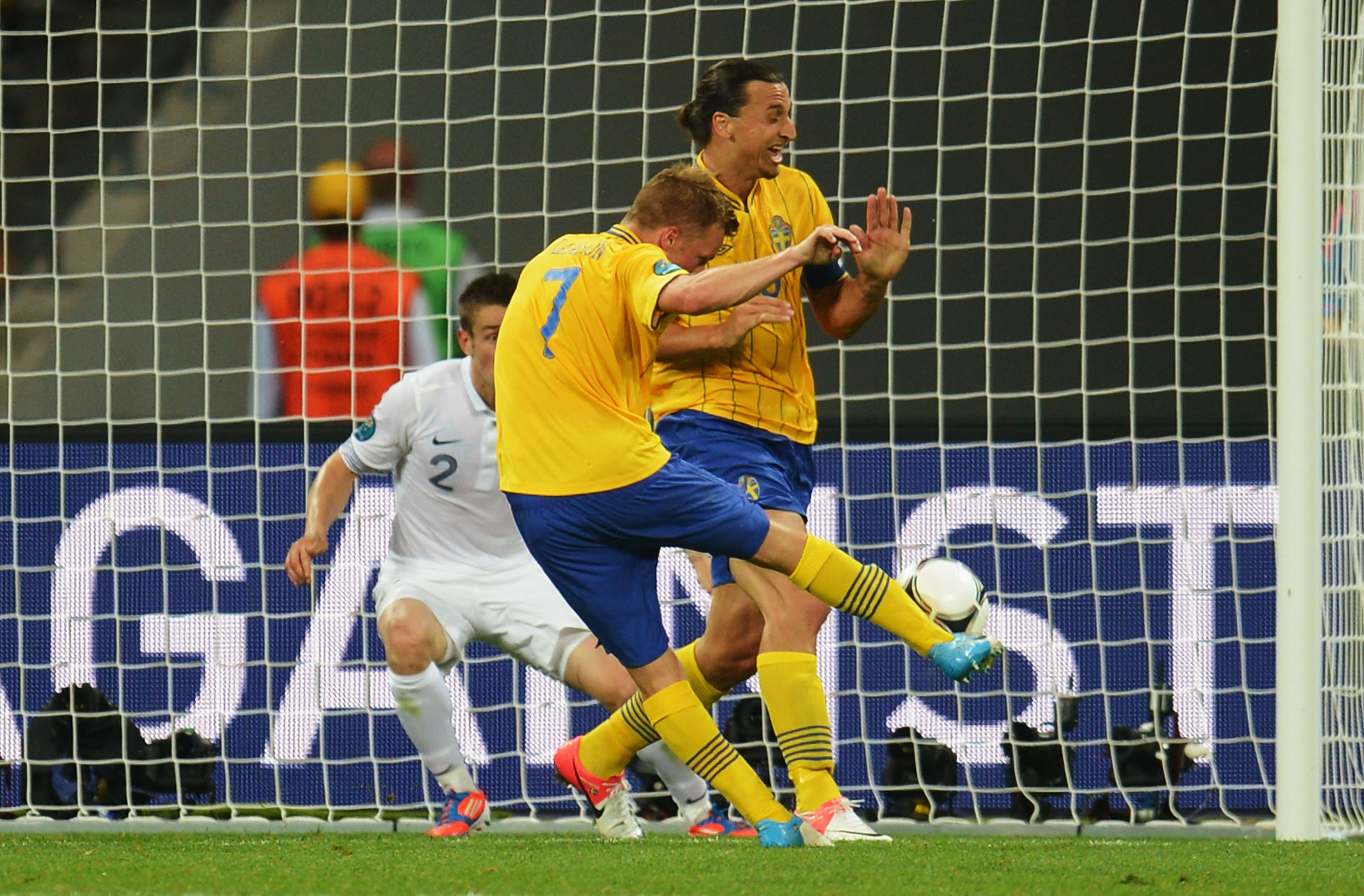 Sebastian Larsson sköt in 2-0 för Sverige. Sebastian Larsson sköt in 2-0 för Sverige.