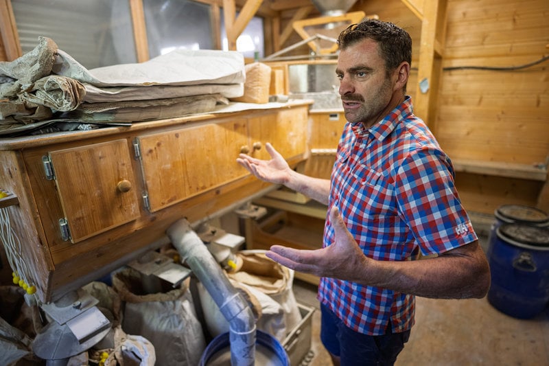 Gérard Berrux bakar bröd av eget vete som han säljer i Chamonixdalen. "Jag har antagligen 15–20 olika sorters vete, det gör att jag är bättre anpassad för klimatförändringarna, även om det gör att jag inte får de största skördarna", säger han. 