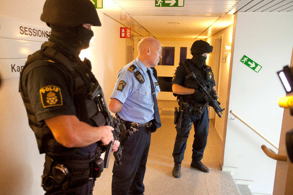 Omhäktningarna av Peter Mangs i tingsrätten i Malmö har skett under ett stort säkerhetspådrag.