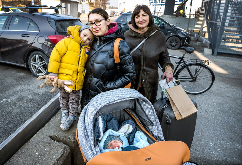 Oksana som som flytt från staden Ternopil i Ukraina, tillsammans med barnen Timothy, 2 år och Danil, 1 mån, och hennes mamma Natalia.