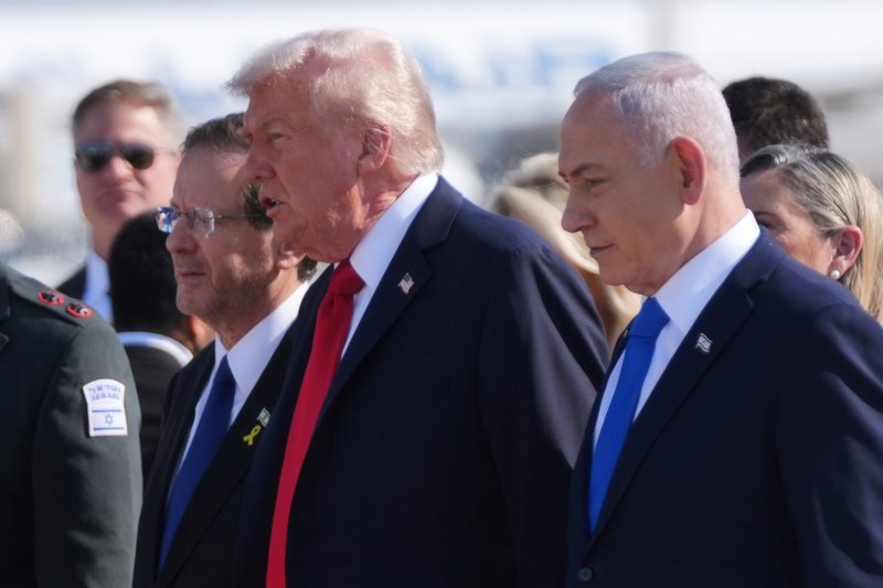 President Donald Trump går med Israels president Isaac Herzog, till vänster, och Israels premiärminister Benjamin Netanyahu. Foto: Evan Vucci/AP/TT