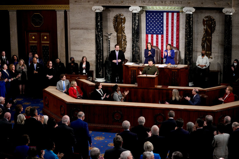 Ukrainas president Volodymyr Zelenskyj möttes av stående ovationer i USA:s representanthus.