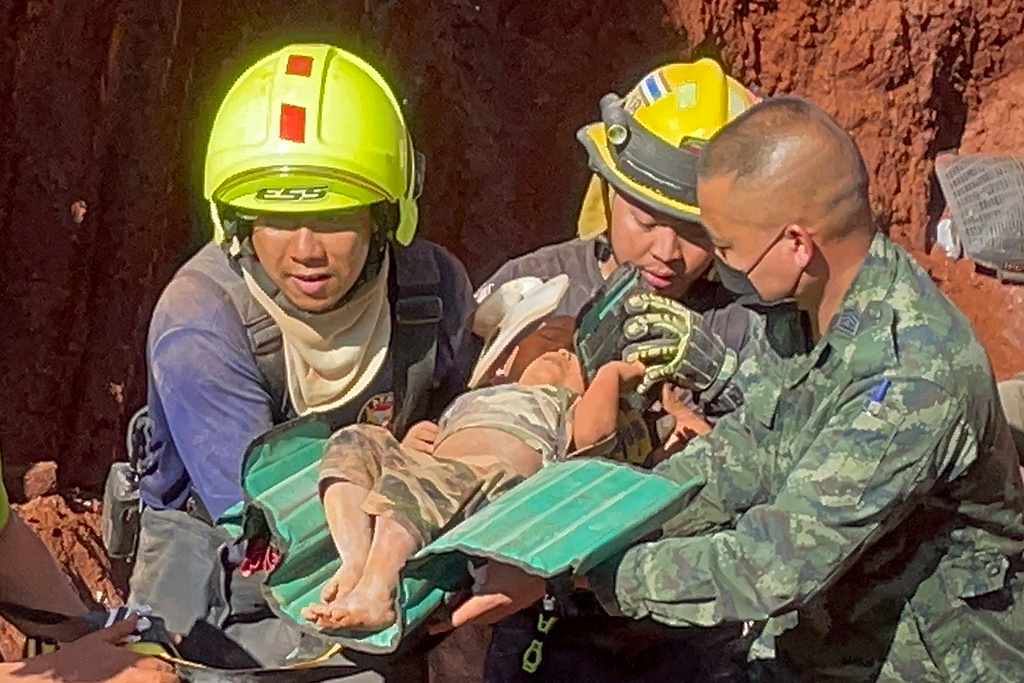 En 19 månader gammal flicka har räddats i Thailand efter att ha fallit ned i en 13 meter djup brunn.