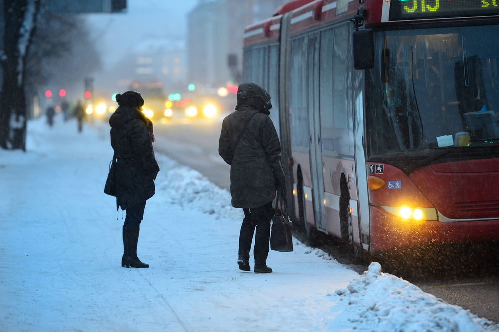 personer väntar på bussen personer väntar på bussen