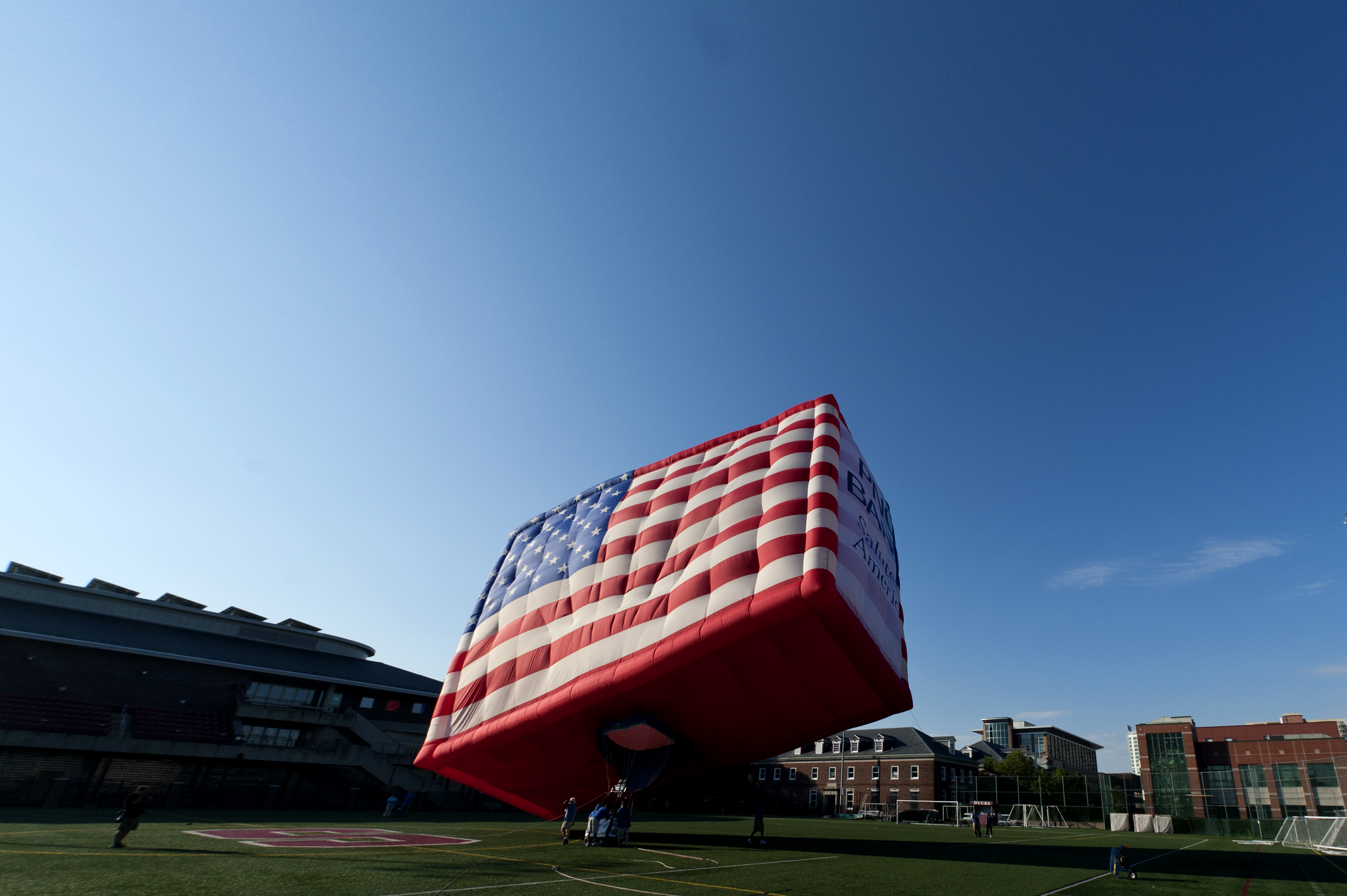 New Jersey. Världens största amerikanska flagg-ballong. Varför nöja sig med liten när man kan ha stor?
