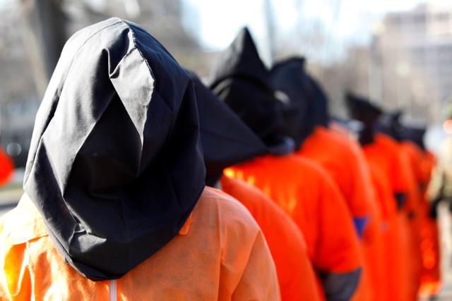Samma dag anlände de första fångarna - 20 Talibaner och al-Quaedamedlemmar - som stämplats som terrorister och ett hot mot USA. Fångarna fördes till Guantanamofängelset med förbundna ögon och fastkedjade händer och fötter. Samma dag anlände de första fångarna - 20 Talibaner och al-Quaedamedlemmar - som stämplats som terrorister och ett hot mot USA. Fångarna fördes till Guantanamofängelset med förbundna ögon och fastkedjade händer och fötter.