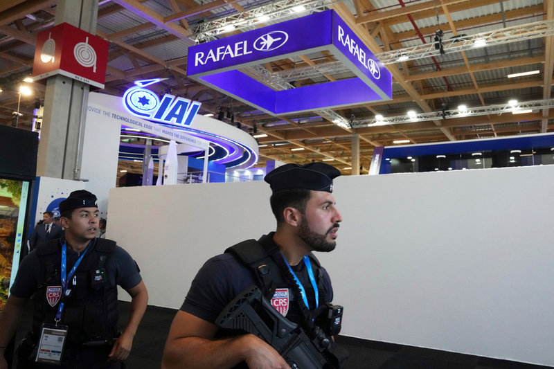 Kravallpolis utanför den blockerade israeliska montern på mässan Paris Air Show.