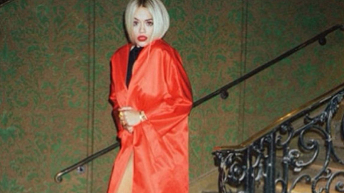 Rita Ora i röd kappa för Dior. 
