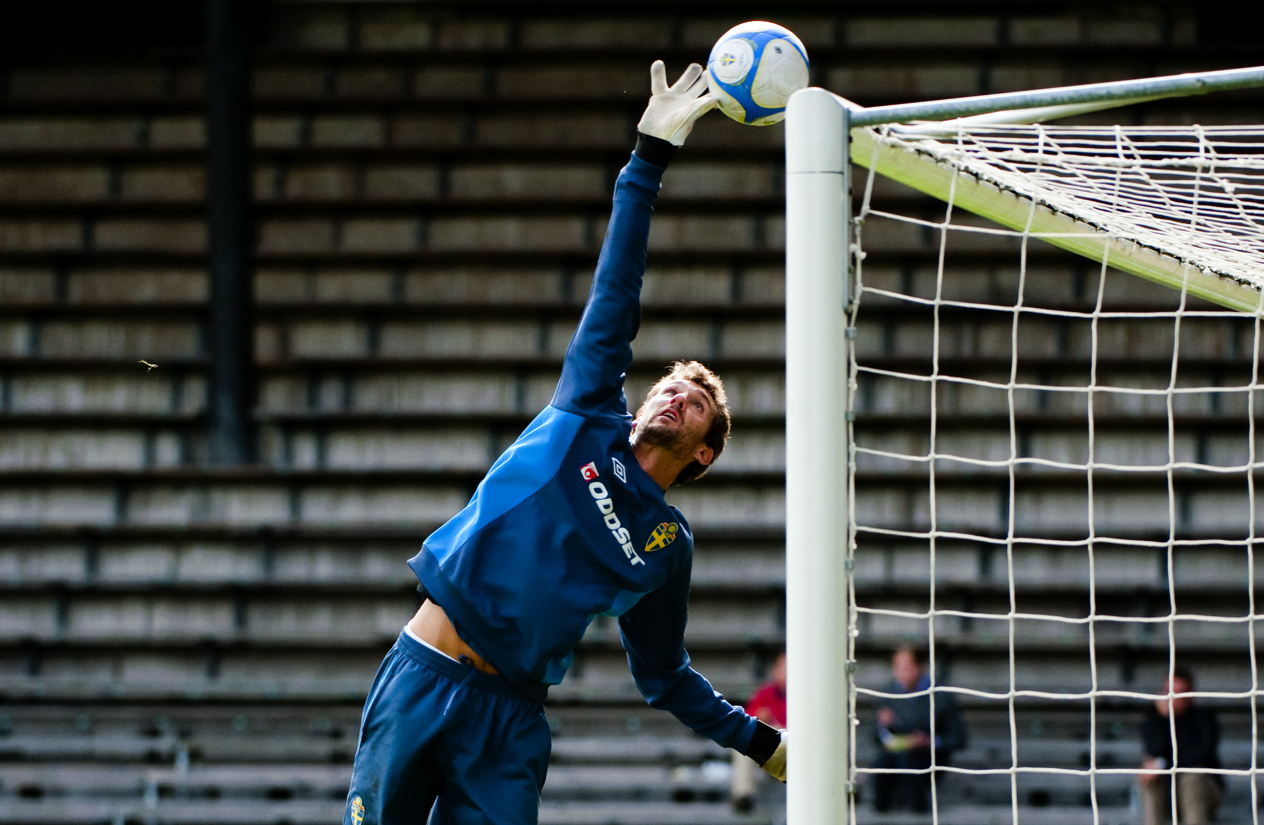 Andreas Isaksson visar att formen är som den ska inför matchen mot Ungern. Andreas Isaksson visar att formen är som den ska inför matchen mot Ungern.