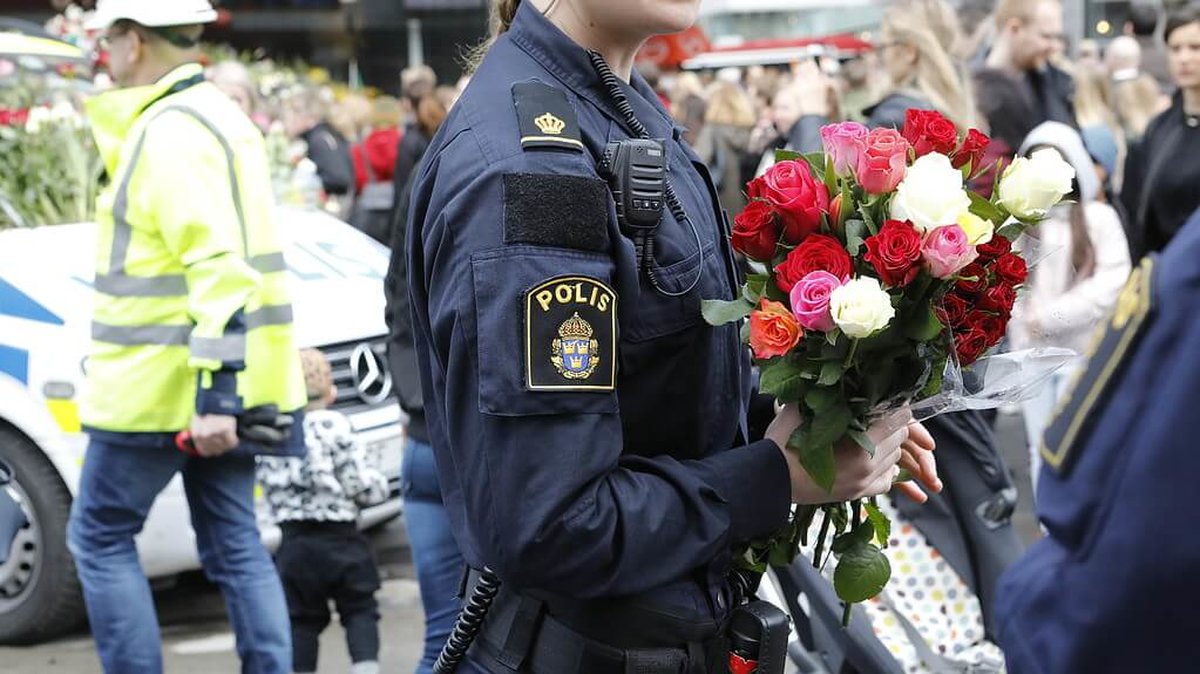 Polisen fick blommor i Stockholm.