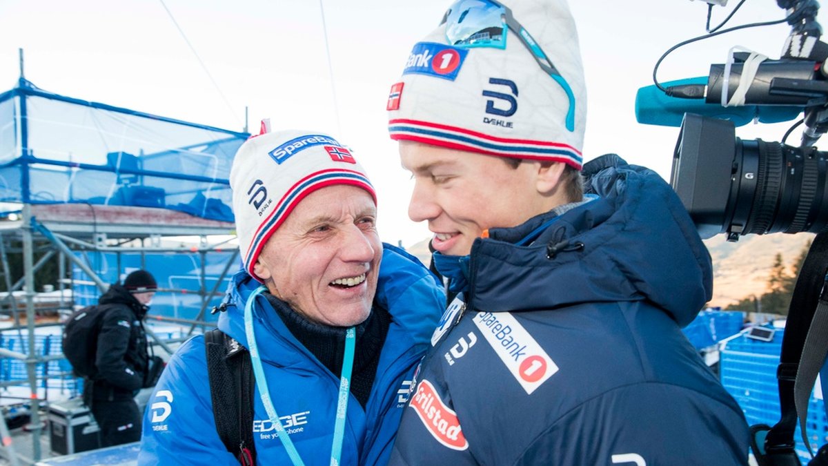 Johannes Høsflot Klæbo med Kåre Høsflot under Tour de ski 2019. Arkivbild.