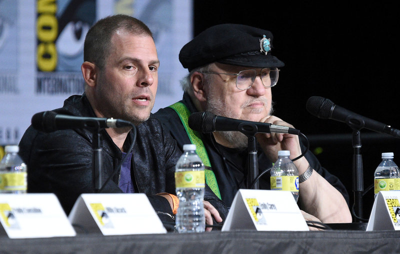 Ryan Condal (vänster) och författaren George R.R. Martin. Arkivbild.