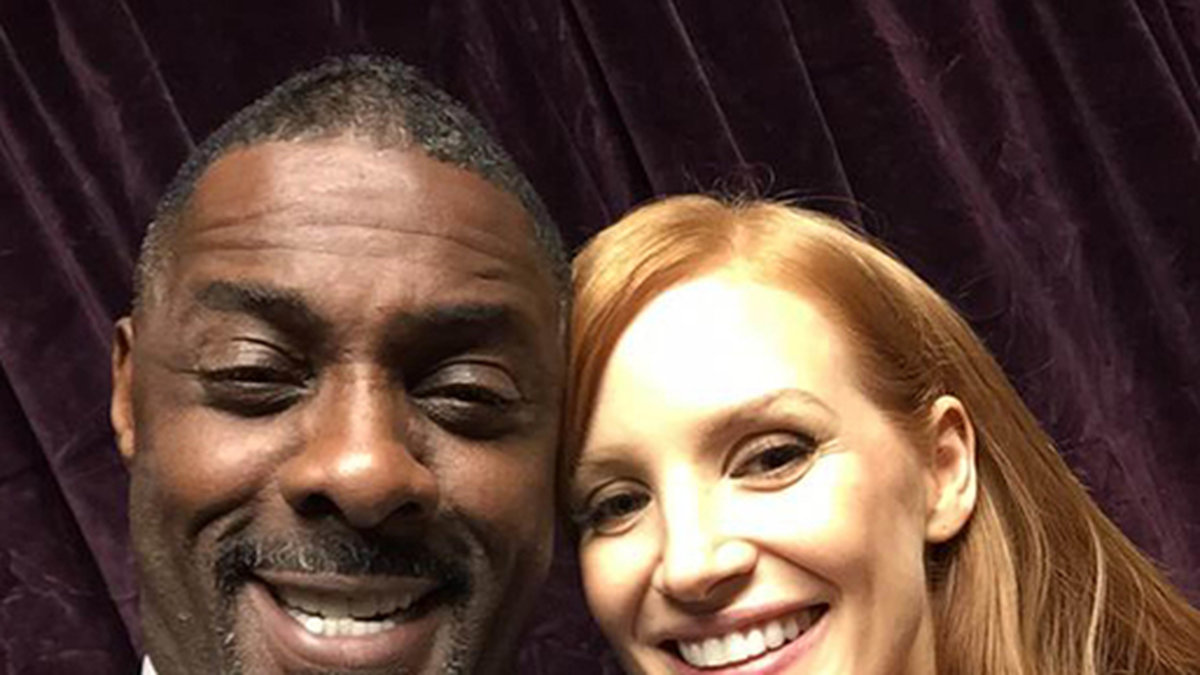 Idris Elba och Jessica Chastain tar en selfie på Oscarsgalan.